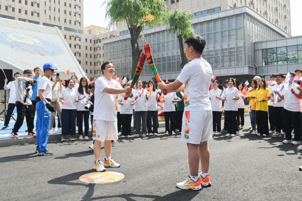 成都大运会火炬传递哈尔滨站在哈尔滨工业大学举行