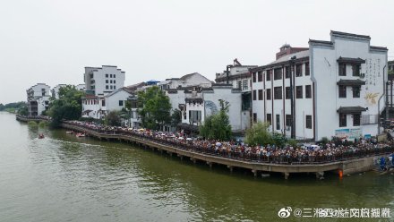 99.9米!益阳兰溪巨型双桡龙舟正式登江 99.9米!益阳兰溪巨型双桡龙舟正式登江