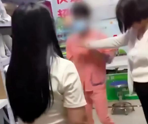 高校通报：往届毕业生男扮女装偷拍被行拘
