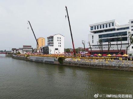 99.9米!益阳兰溪巨型双桡龙舟正式登江 99.9米!益阳兰溪巨型双桡龙舟正式登江