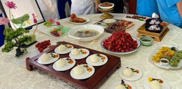 清蒸甲鱼、杨梅肉丸、甜品冰饮，这所学校的学生请校长“吃大餐”