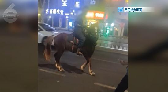 一男子在昆明机动车道上策马狂奔！还逆行……