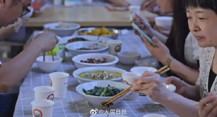 边吃席边毕业！这个学校的毕业典礼还有菜单