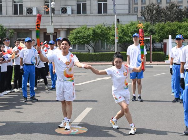 成都大运会火炬传递哈尔滨站在哈尔滨工业大学举行