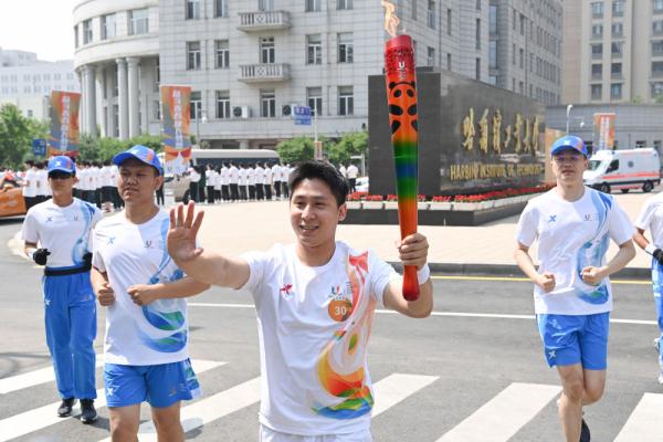 成都大運會火炬傳遞哈爾濱站在哈爾濱工業大學舉行