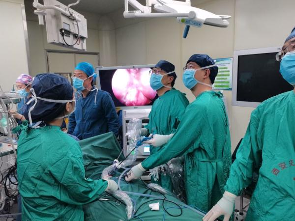 西安交大一附院应用磁吻合技术在腔镜下成功救治先天性食管闭锁新生儿