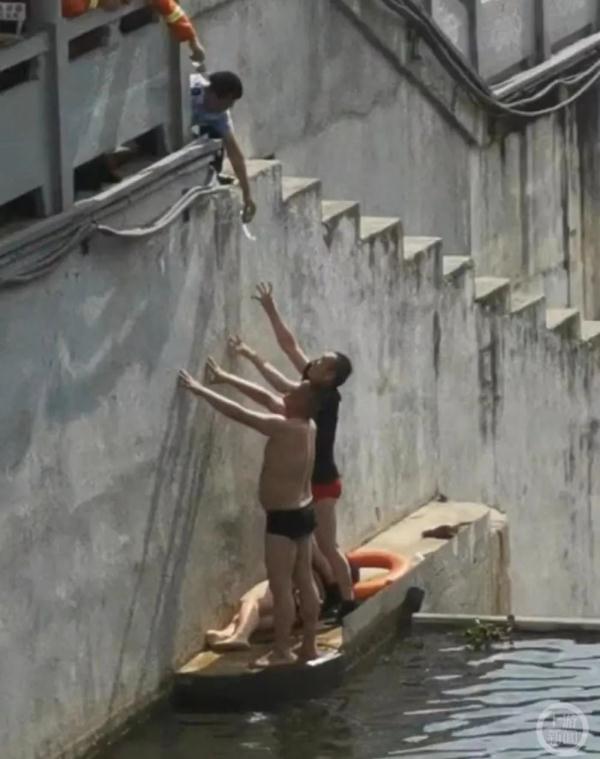 女子跳河三男子先后下水救人,当地正着手申报“见义勇为” 女子跳河三男子先后下水救人,当地正着手申报“见义勇为”