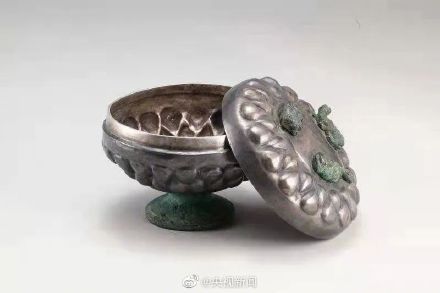 古人在银豆上镶嵌了3只铜兽