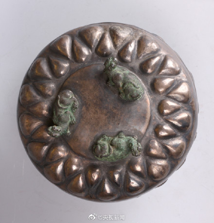 古人在银豆上镶嵌了3只铜兽