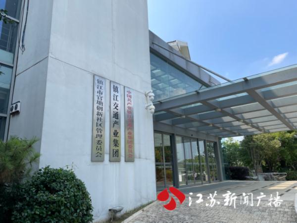 国道车流如织,交通信号灯却荒废多年,究竟谁能点亮它? 国道车流如织,交通信号灯却荒废多年,究竟谁能点亮它?