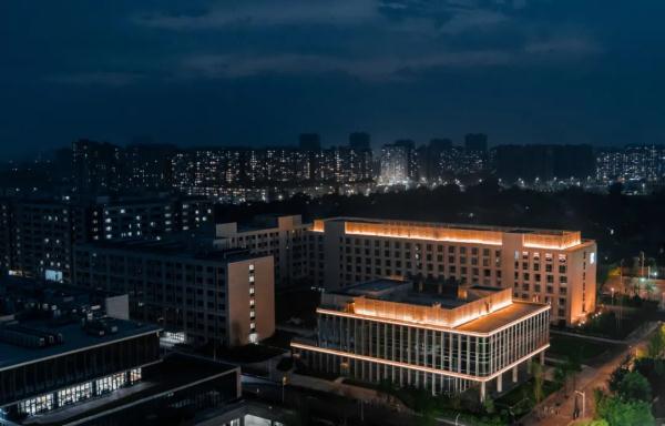 谁家毕业生人手一架飞机？