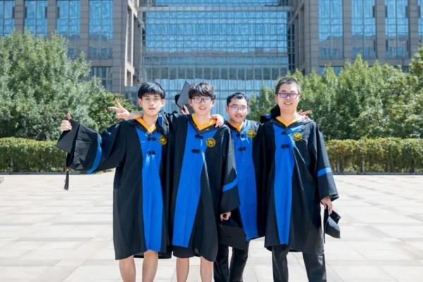 谁家毕业生人手一架飞机？