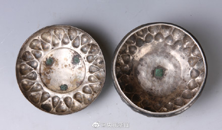 古人在银豆上镶嵌了3只铜兽