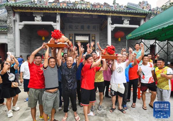 龙舟“村赛” 一水同舟解乡愁 龙舟“村赛” 一水同舟解乡愁