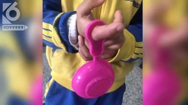 小孩玩氢气球瞬间爆燃,妈妈严重烧伤…… 小孩玩氢气球瞬间爆燃,妈妈严重烧伤……