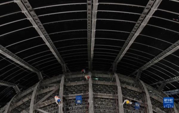 江门中微子实验探测器：地下700米的大科学装置