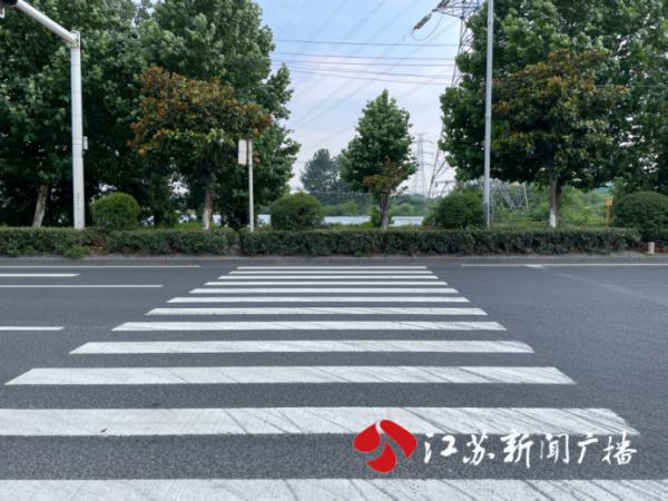 国道车流如织,交通信号灯却荒废多年,究竟谁能点亮它? 国道车流如织,交通信号灯却荒废多年,究竟谁能点亮它?