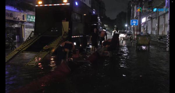 福州一学校凌晨被淹!积水最深近1米! 福州一学校凌晨被淹!积水最深近1米!