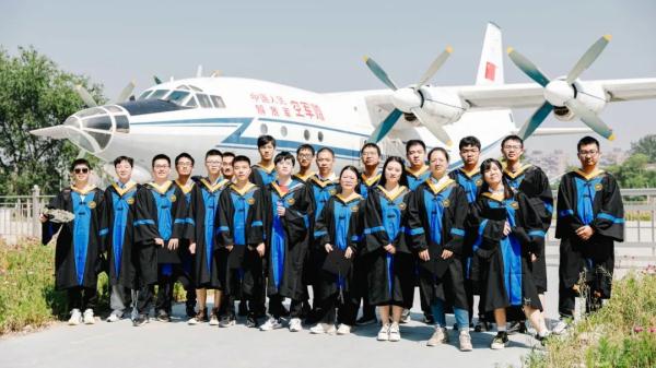 谁家毕业生人手一架飞机？