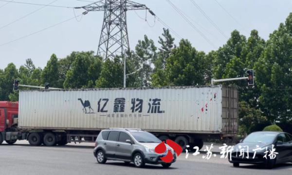 国道车流如织,交通信号灯却荒废多年,究竟谁能点亮它? 国道车流如织,交通信号灯却荒废多年,究竟谁能点亮它?