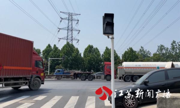 国道车流如织,交通信号灯却荒废多年,究竟谁能点亮它? 国道车流如织,交通信号灯却荒废多年,究竟谁能点亮它?