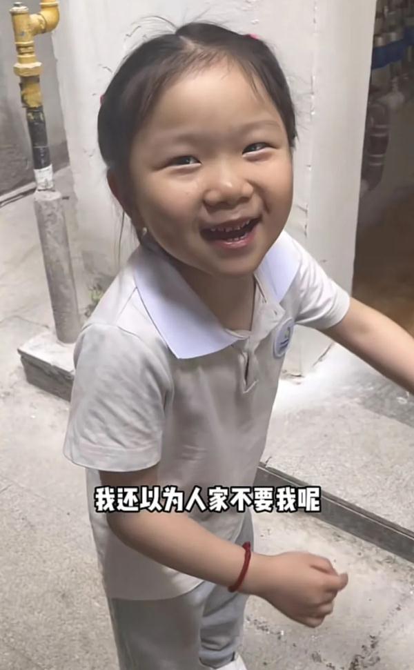 女孩得知能上学开心大笑!“以为人家不要我呢…” 女孩得知能上学开心大笑!“以为人家不要我呢…”