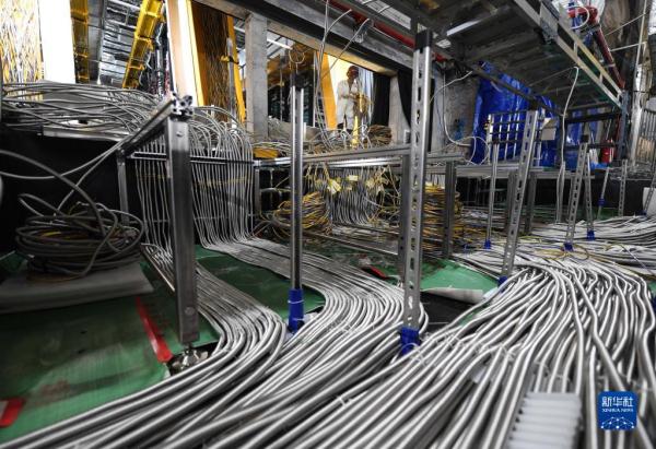 江门中微子实验探测器：地下700米的大科学装置