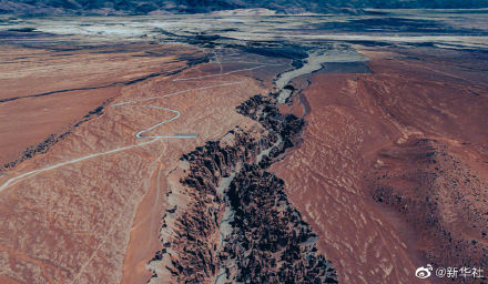 蓝天绿草雪山初夏的日喀则好美