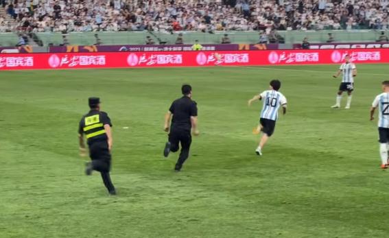 行拘！北京警方通报“球迷冲入球场拥抱梅西”事件