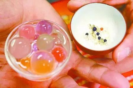 小孩玩氢气球瞬间爆燃,妈妈严重烧伤…… 小孩玩氢气球瞬间爆燃,妈妈严重烧伤……