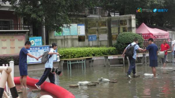福州一学校凌晨被淹!积水最深近1米! 福州一学校凌晨被淹!积水最深近1米!