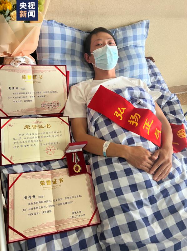 纵身一跃，跳桥救人！英雄不是生来无畏，而是选择勇敢