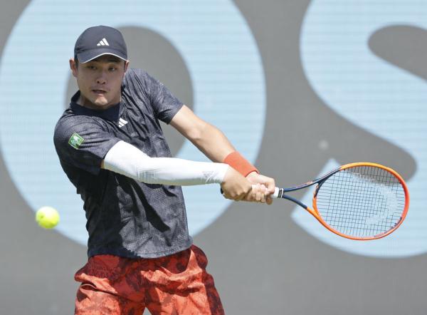 斯图加特网球公开赛:吴易昺无缘八强 斯图加特网球公开赛:吴易昺无缘八强