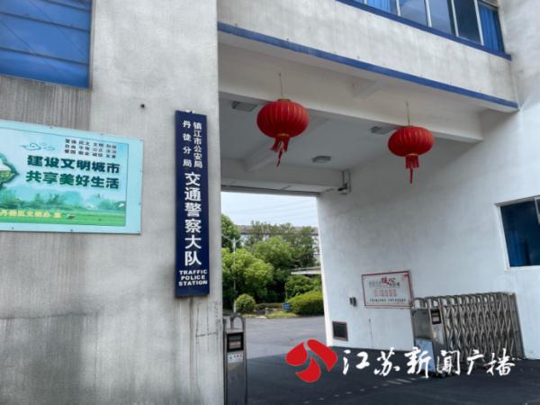 国道车流如织,交通信号灯却荒废多年,究竟谁能点亮它? 国道车流如织,交通信号灯却荒废多年,究竟谁能点亮它?