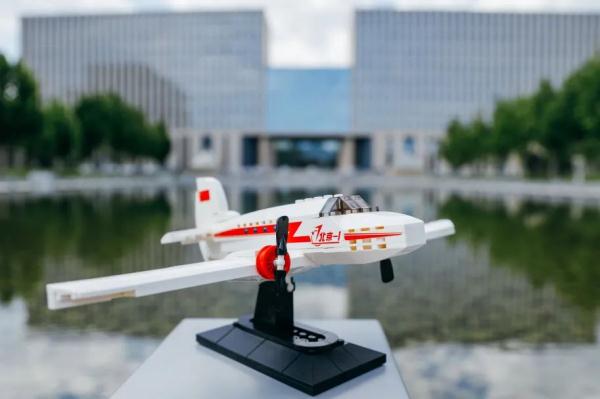 谁家毕业生人手一架飞机？