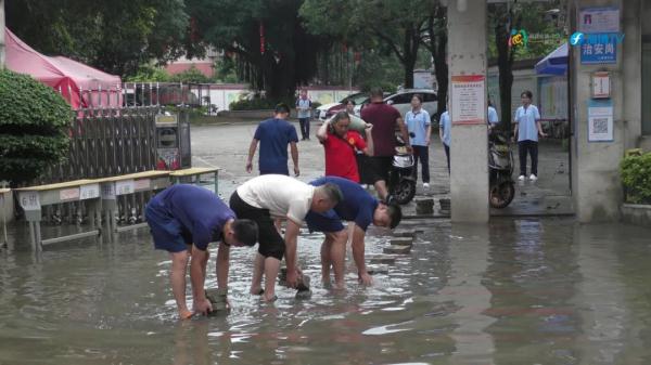 福州一学校凌晨被淹!积水最深近1米! 福州一学校凌晨被淹!积水最深近1米!