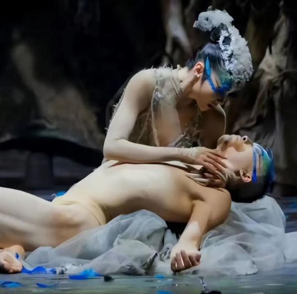 台上"似裸身"造型,引发尺度争议…知名舞者回应 台上"似裸身"造型,引发尺度争议…知名舞者回应