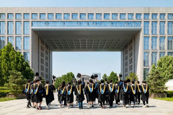 谁家毕业生人手一架飞机？