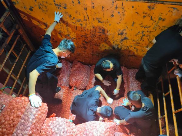 云南破获洋葱藏毒案!民警8小时剥32吨洋葱 缴毒22.3公斤 云南破获洋葱藏毒案!民警8小时剥32吨洋葱 缴毒22.3公斤