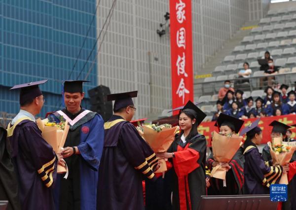 复旦大学举行2023年学生毕业典礼