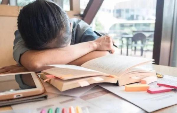 趴着午睡,一只手没了知觉!网友:最害怕的事还是发生了 趴着午睡,一只手没了知觉!网友:最害怕的事还是发生了