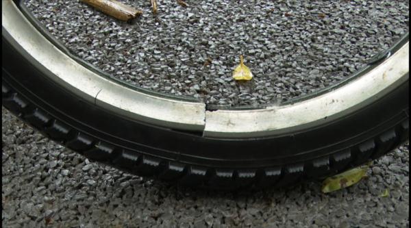 多处受伤！共享电动车刹车失灵，女子撞上路边围栏才停下