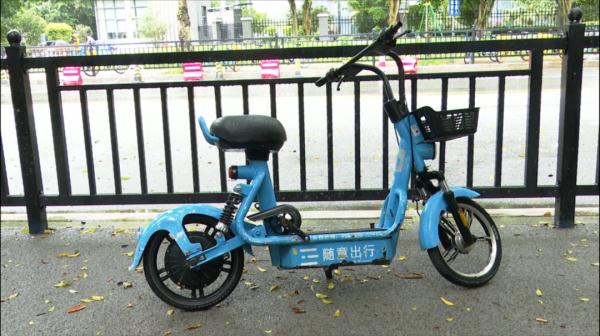 多处受伤！共享电动车刹车失灵，女子撞上路边围栏才停下