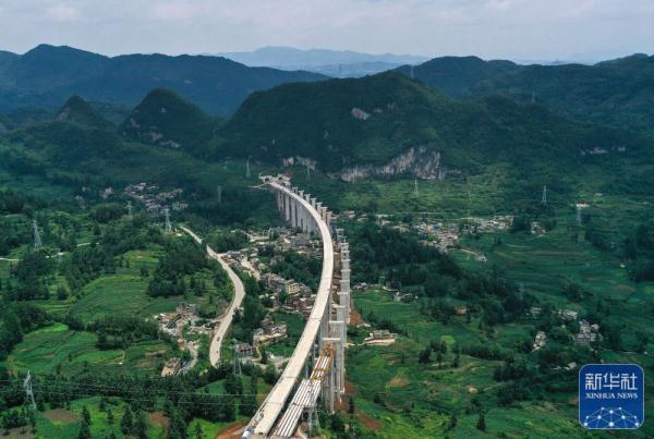 贵州纳晴高速公路建设忙