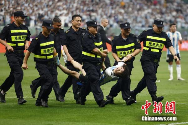 球迷闯入球场拥抱梅西，警方通报处罚结果！