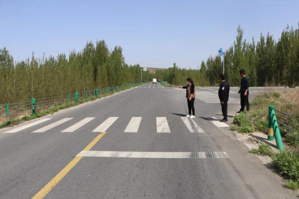 一件马甲暴露了他。 一件马甲暴露了他。