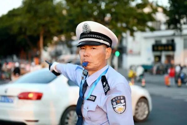 护学17年 张爷爷光荣退休了