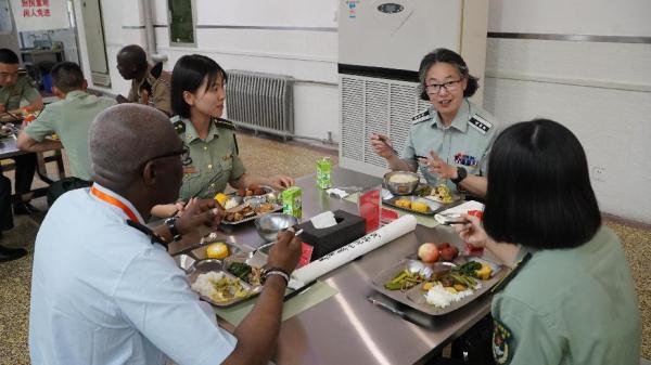 驻华武官赴中部战区参观访问