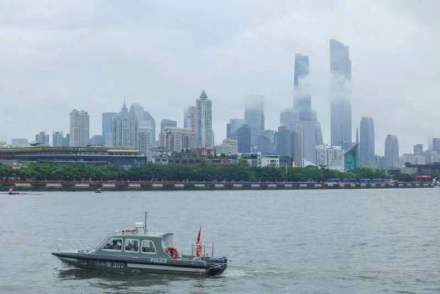 开赛！广州国际龙舟邀请赛今日举行广州龙舟赛奖品有烧猪米酒