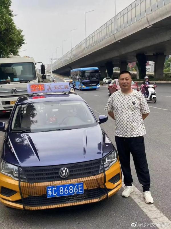 路遇小孩异物卡喉命悬一线，出租车司机主动询问送医获表彰